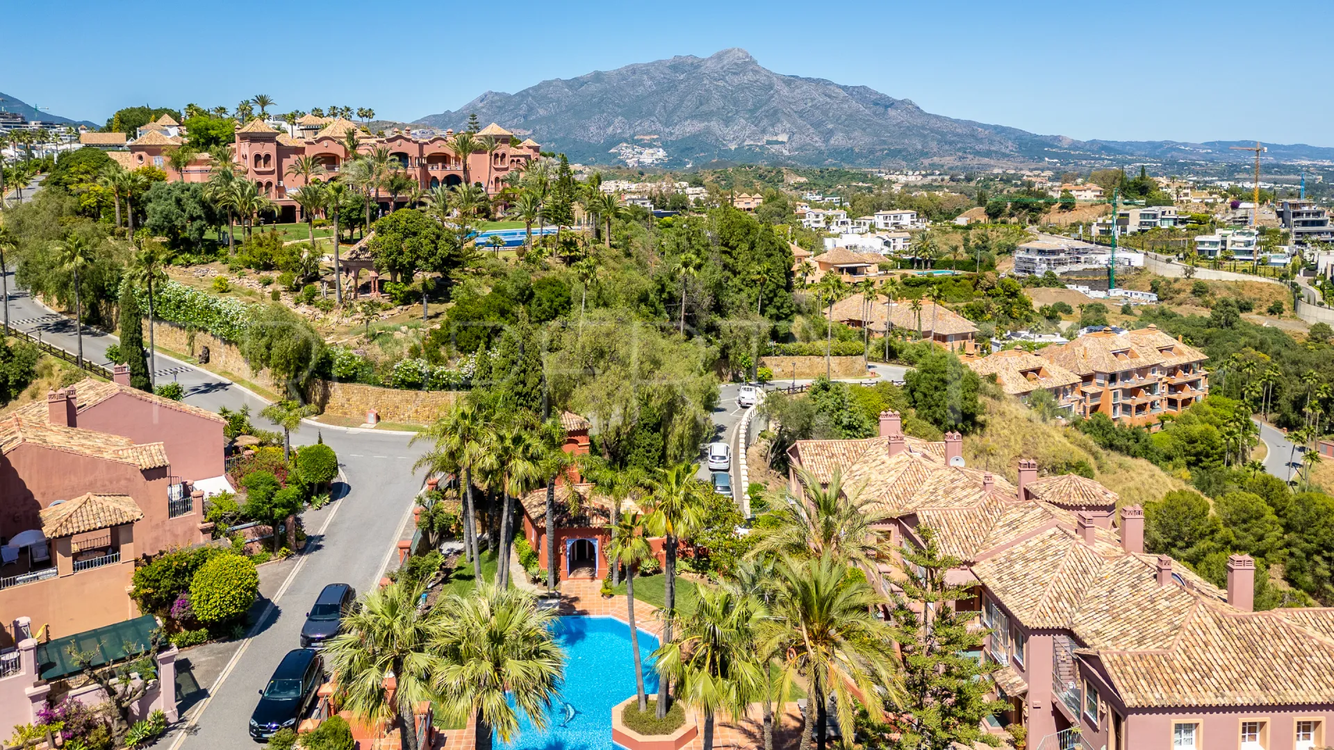 For sale 3 bedrooms town house in Monte Halcones