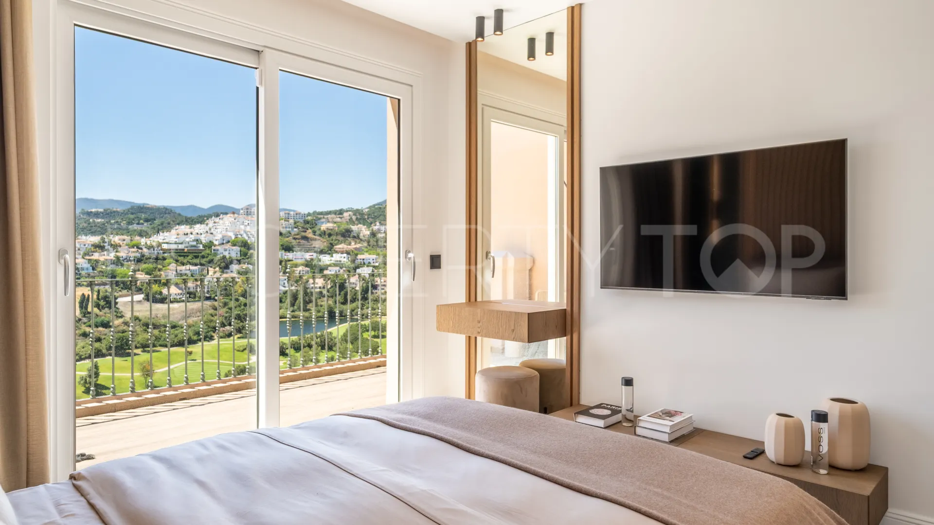 For sale 3 bedrooms town house in Monte Halcones