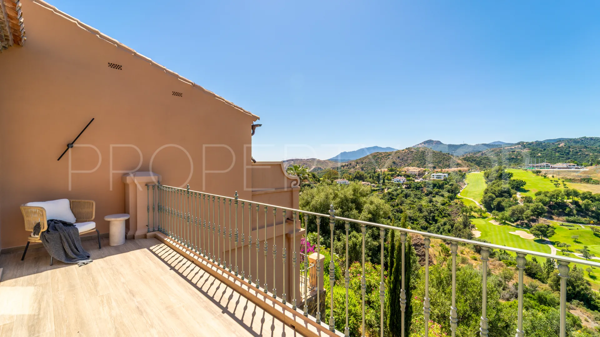 For sale 3 bedrooms town house in Monte Halcones