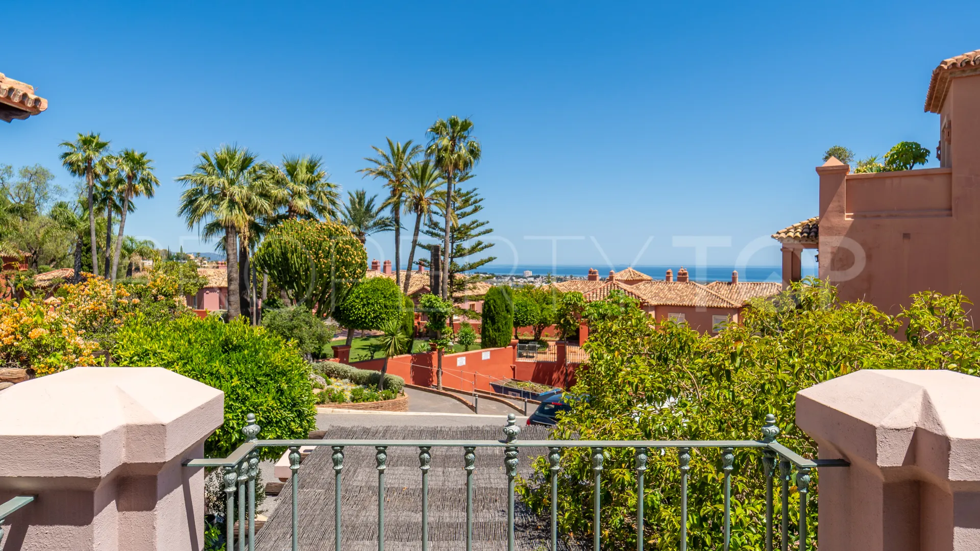 For sale 3 bedrooms town house in Monte Halcones