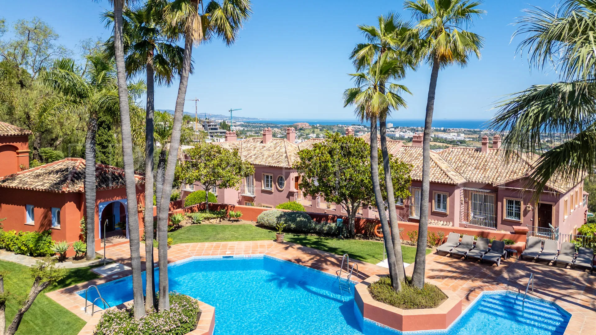 For sale 3 bedrooms town house in Monte Halcones