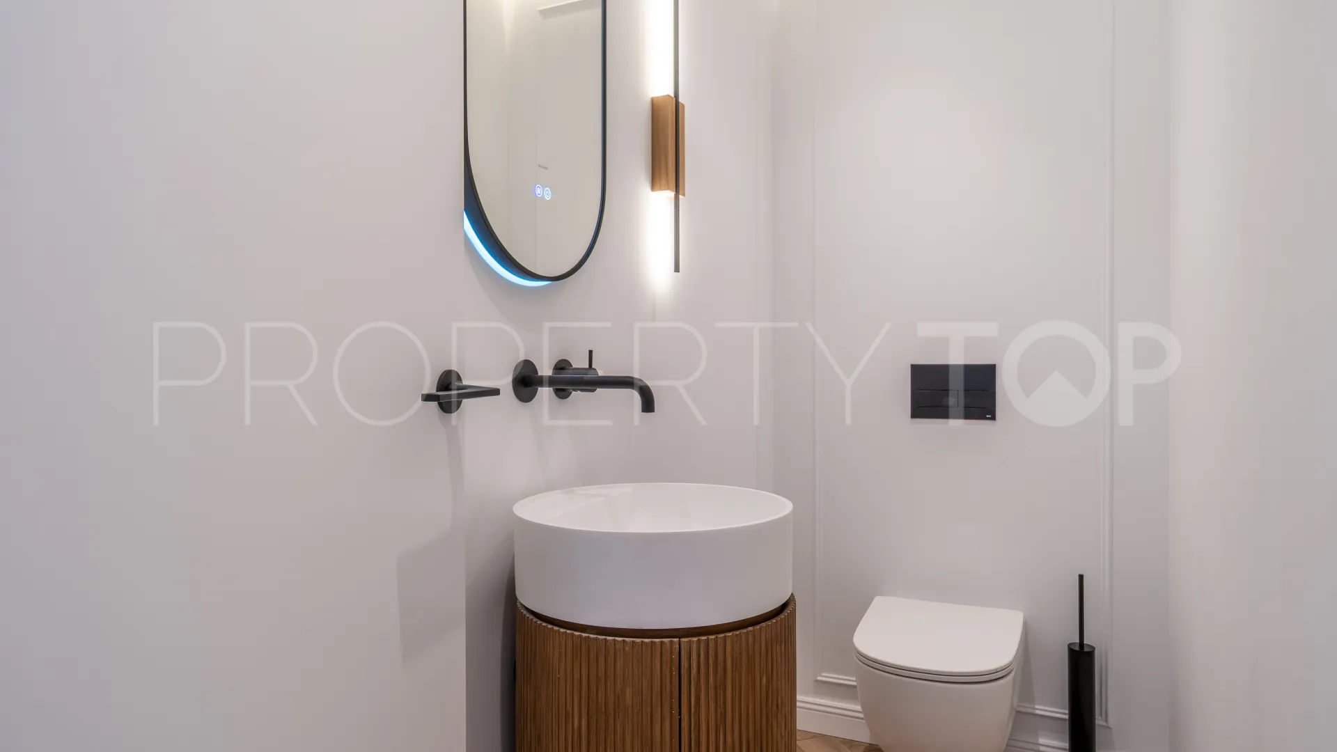 For sale 3 bedrooms town house in Monte Halcones