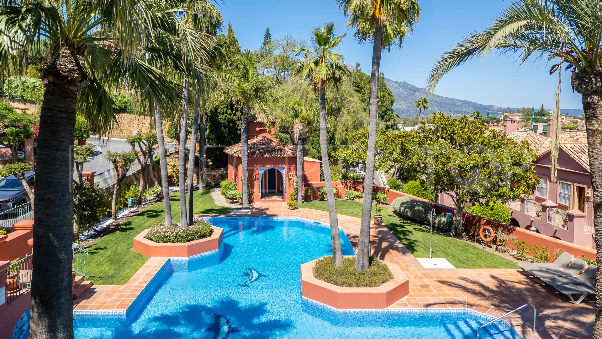 For sale 3 bedrooms town house in Monte Halcones