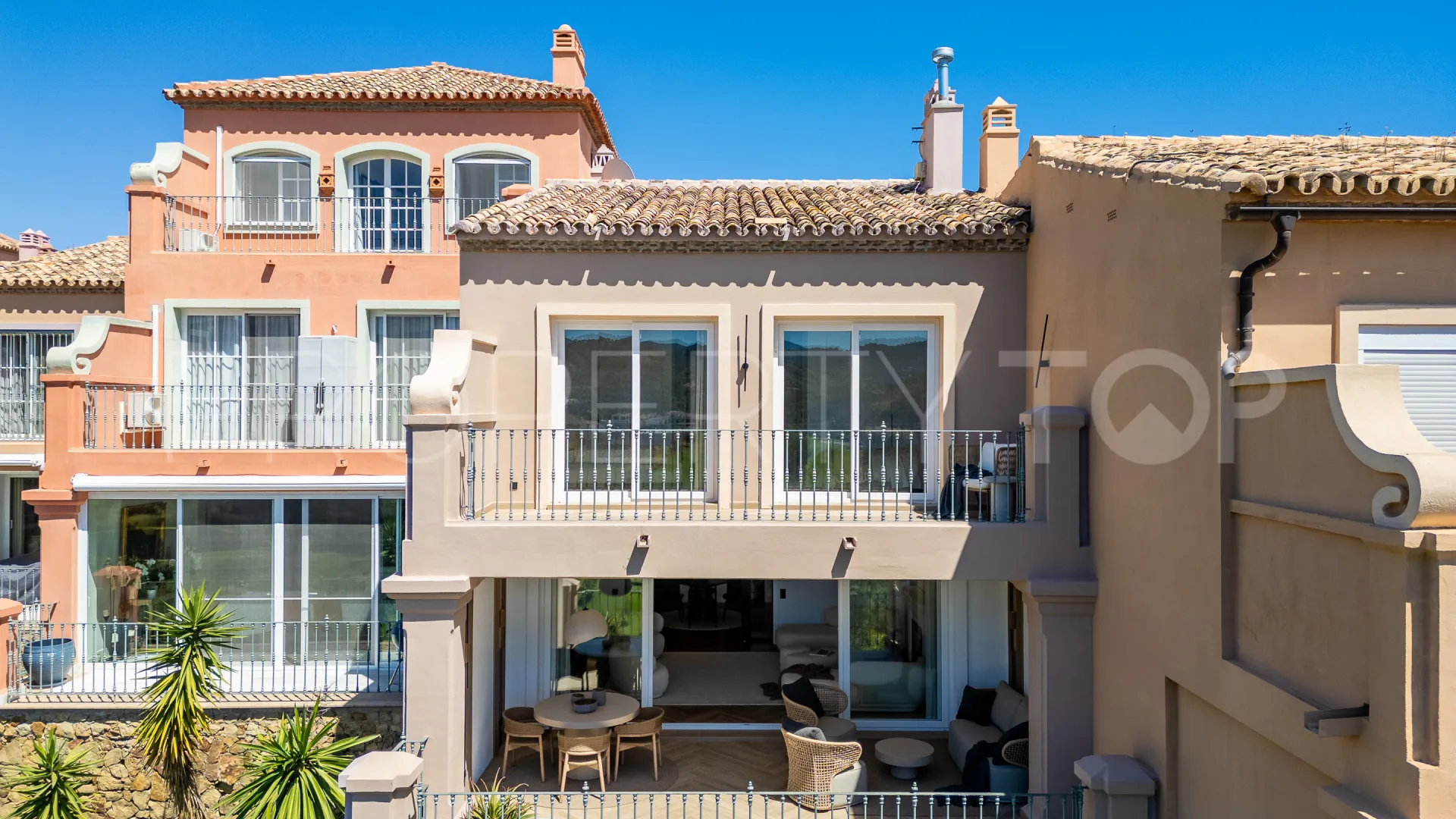 For sale 3 bedrooms town house in Monte Halcones