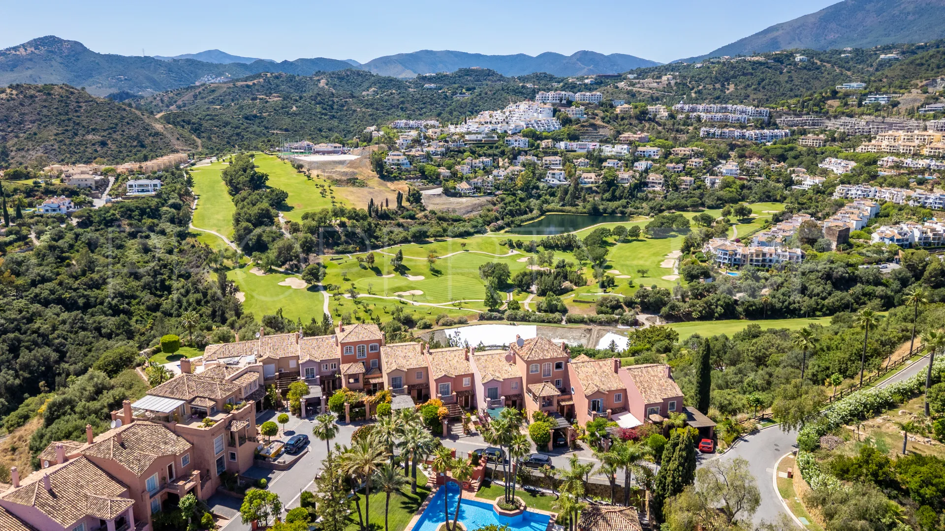 For sale 3 bedrooms town house in Monte Halcones