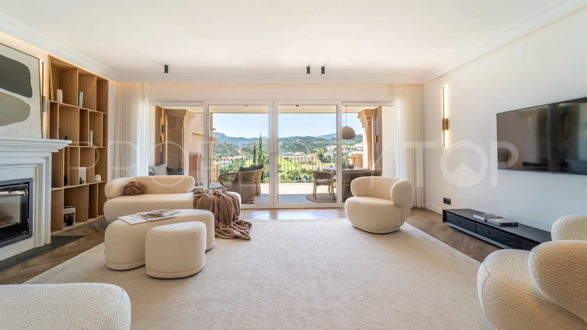For sale 3 bedrooms town house in Monte Halcones