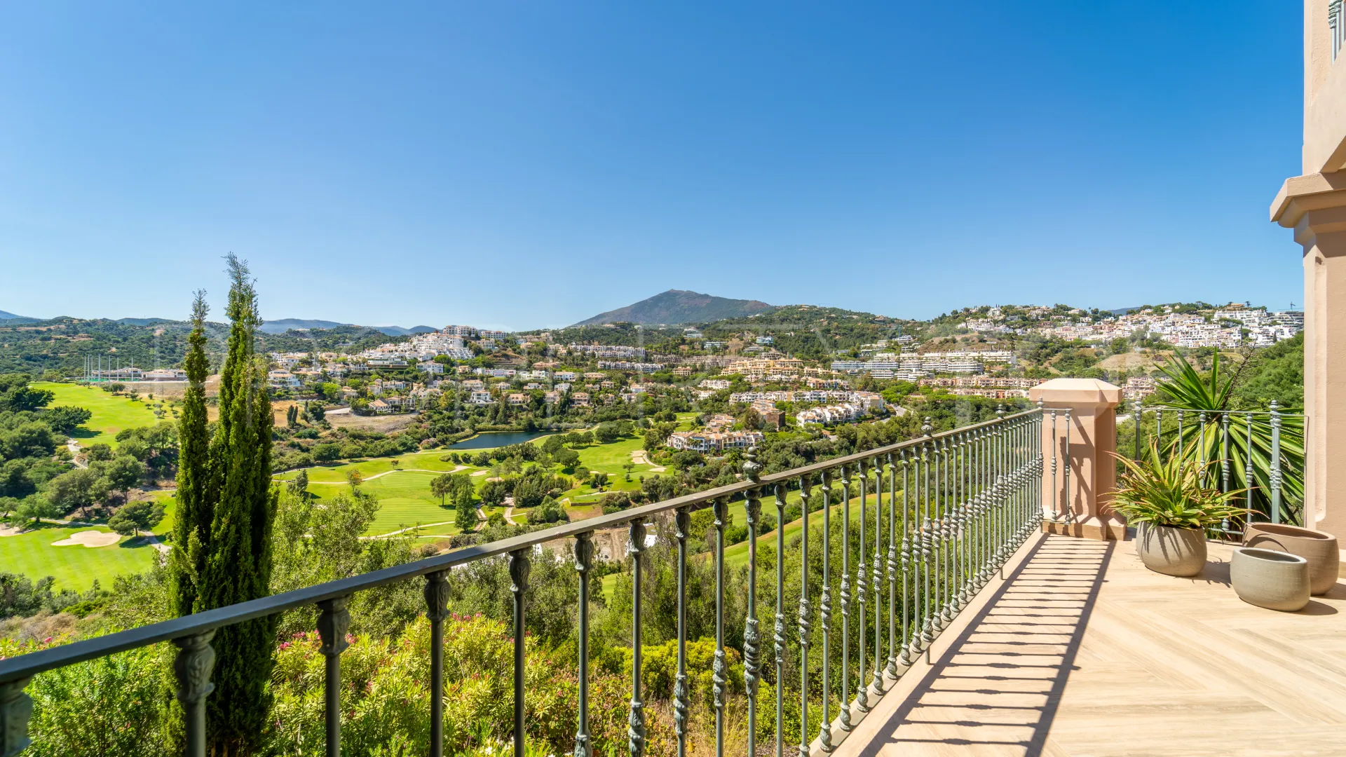 For sale 3 bedrooms town house in Monte Halcones