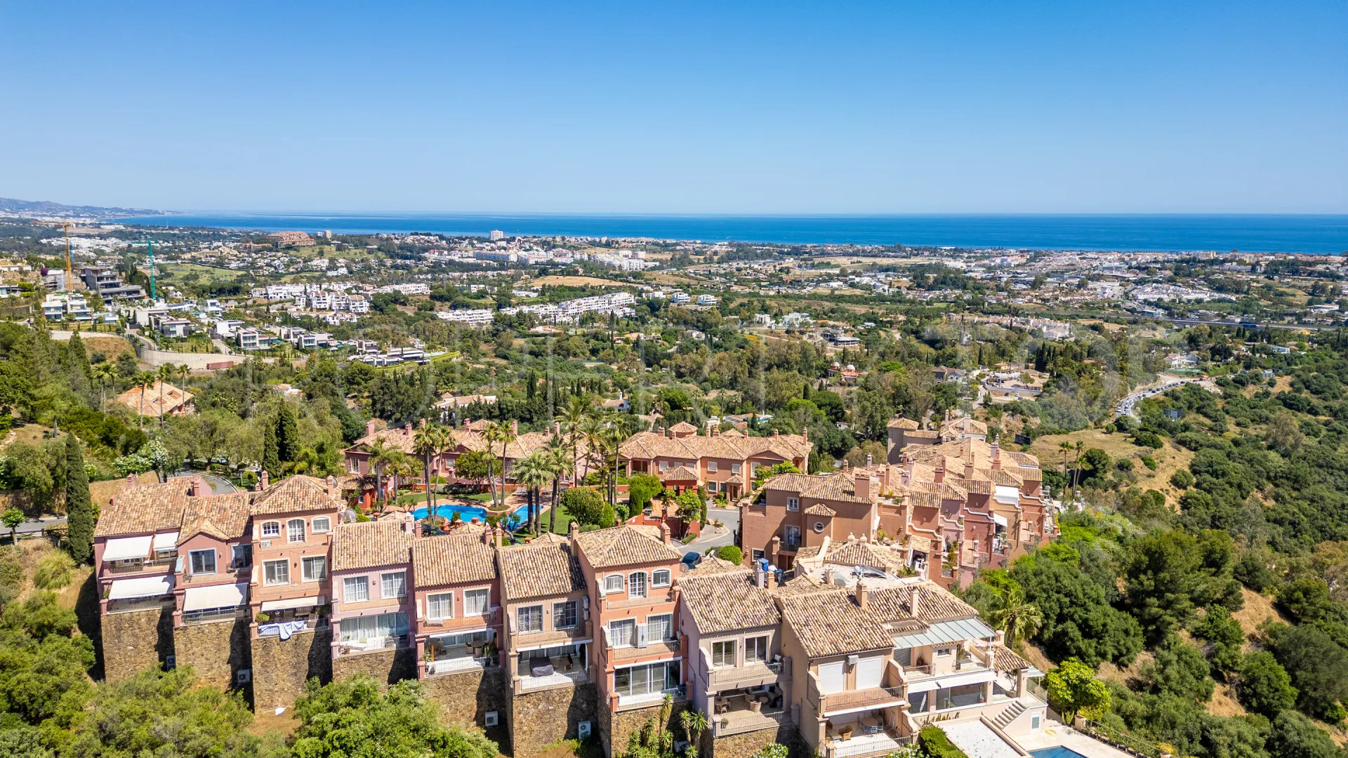 For sale 3 bedrooms town house in Monte Halcones