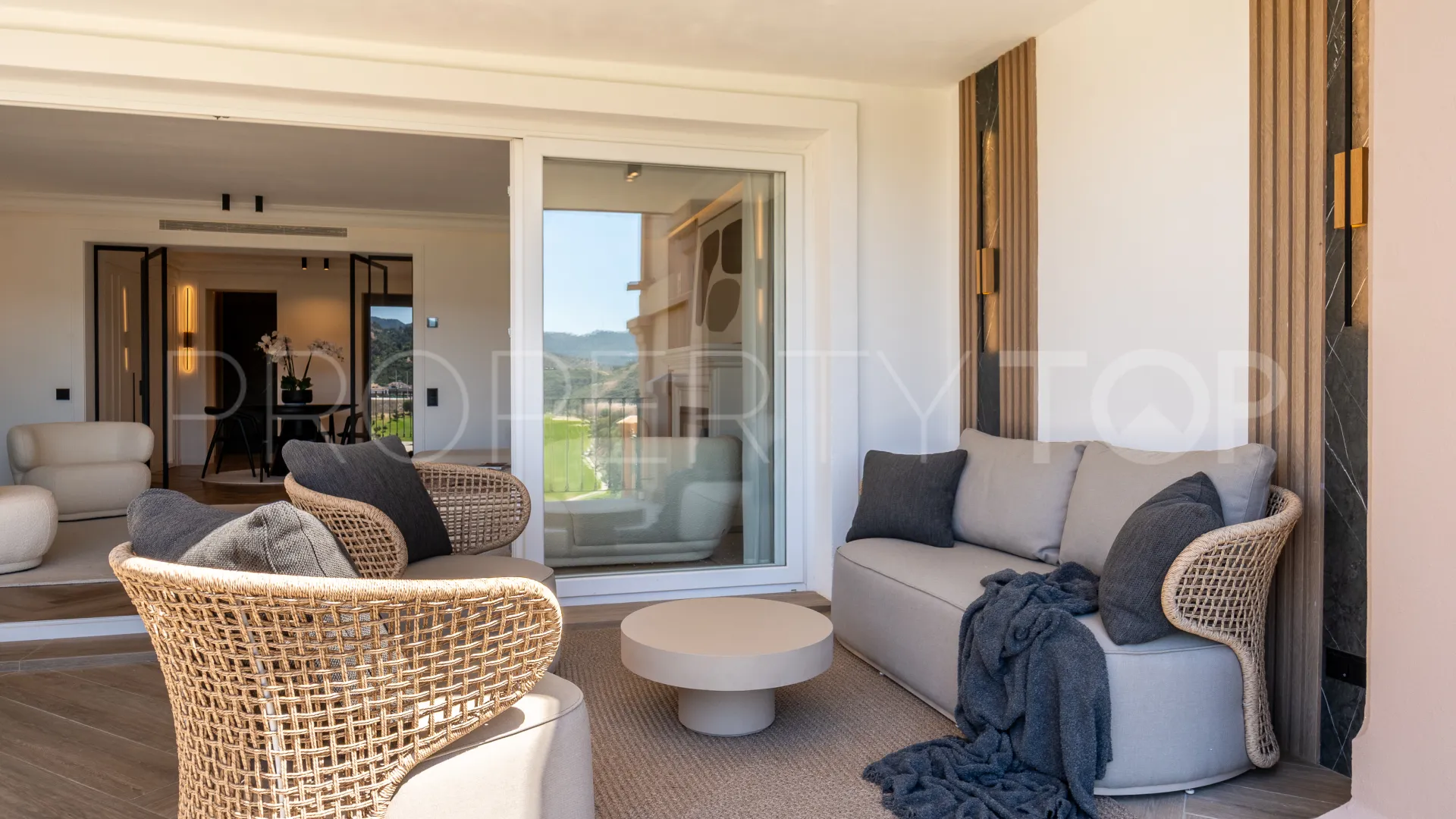 For sale 3 bedrooms town house in Monte Halcones