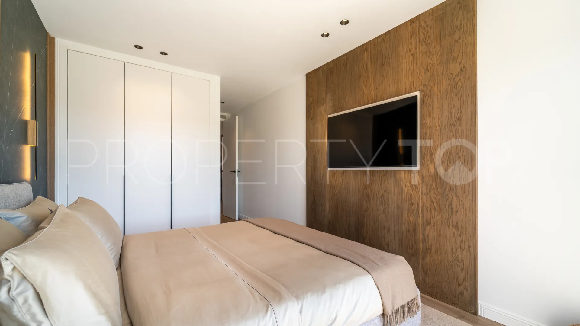 For sale 3 bedrooms town house in Monte Halcones