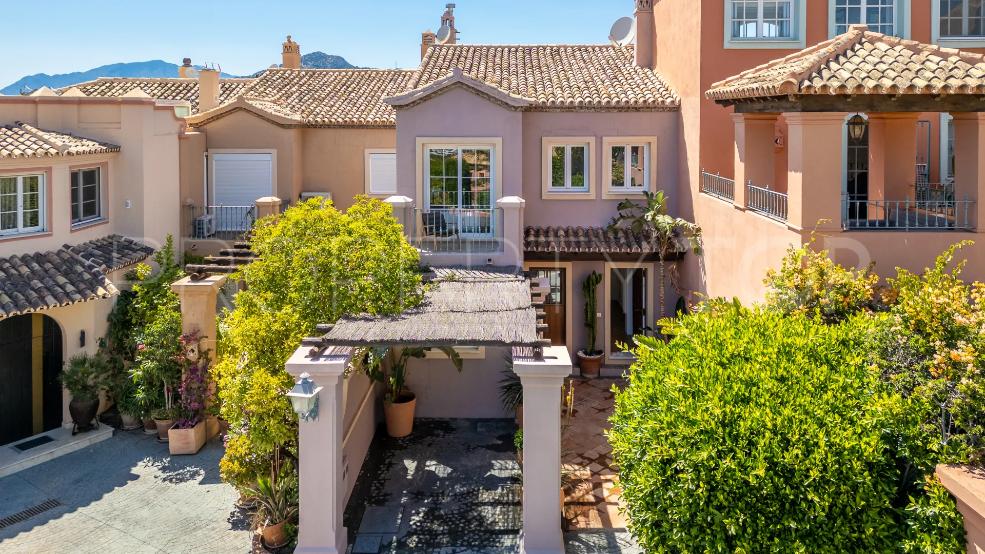 For sale 3 bedrooms town house in Monte Halcones