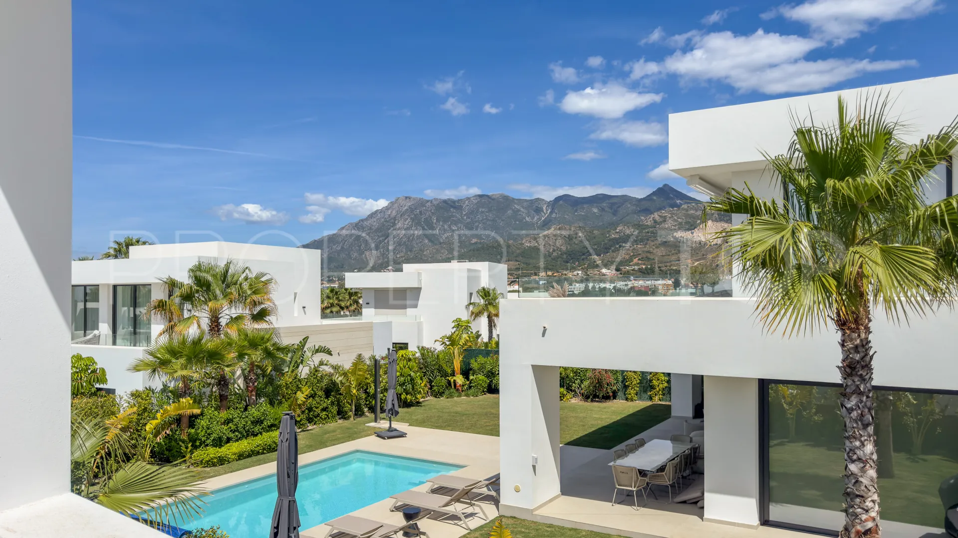 Se vende villa de 5 dormitorios en La Finca de Marbella
