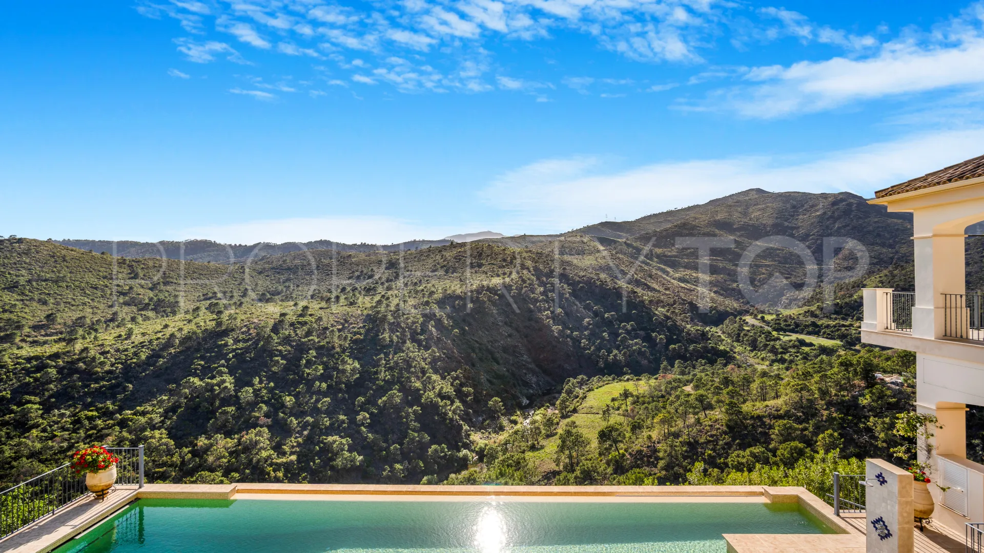 Villa for sale in Monte Mayor with 6 bedrooms