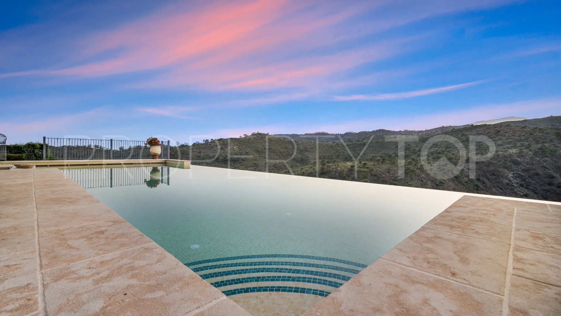 Villa for sale in Monte Mayor with 6 bedrooms