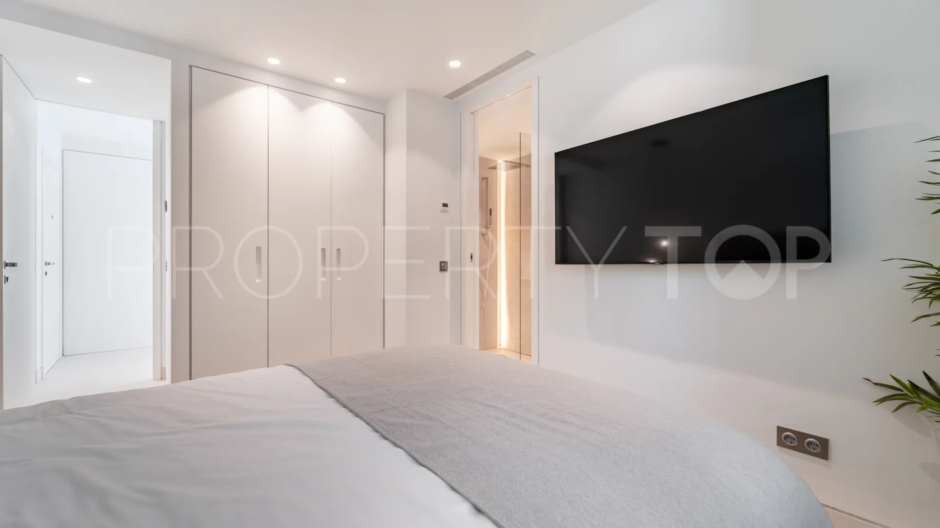 3 bedrooms apartment in Marina Puente Romano for sale