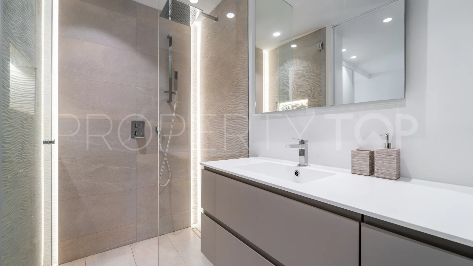 3 bedrooms apartment in Marina Puente Romano for sale