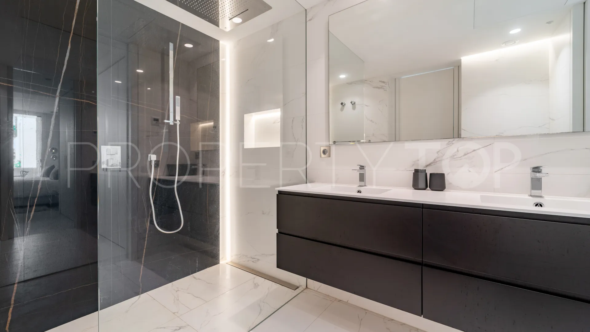 3 bedrooms apartment in Marina Puente Romano for sale