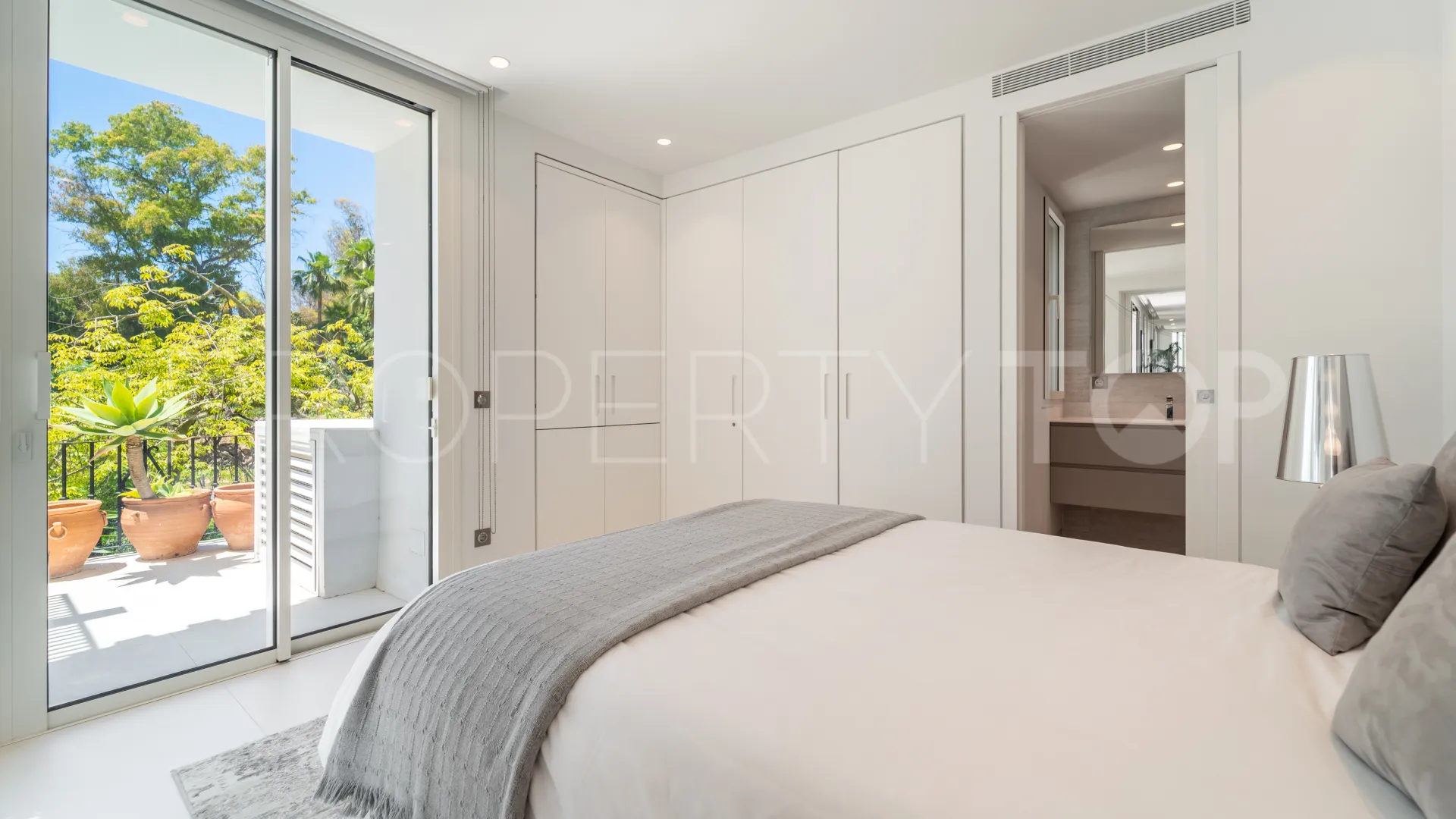 3 bedrooms apartment in Marina Puente Romano for sale
