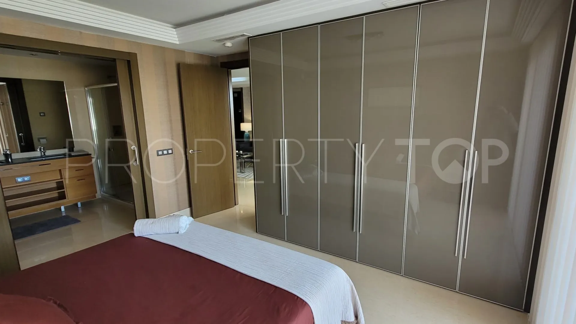 For sale apartment in Benahavis
