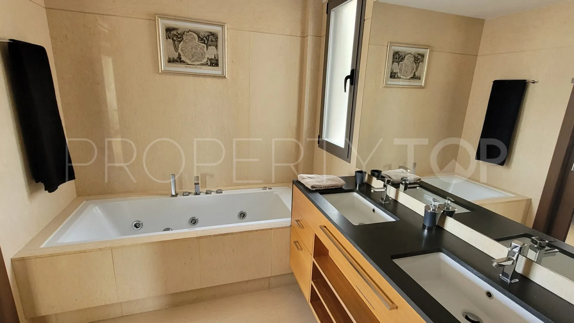 For sale apartment in Benahavis
