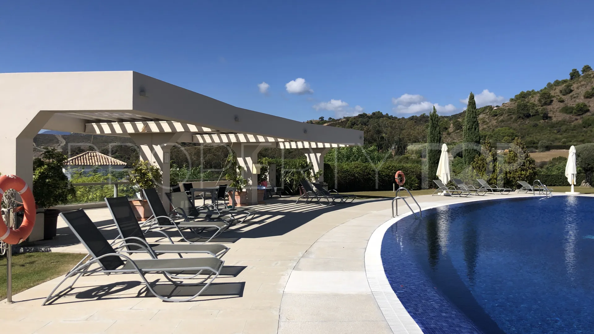 For sale apartment in Benahavis