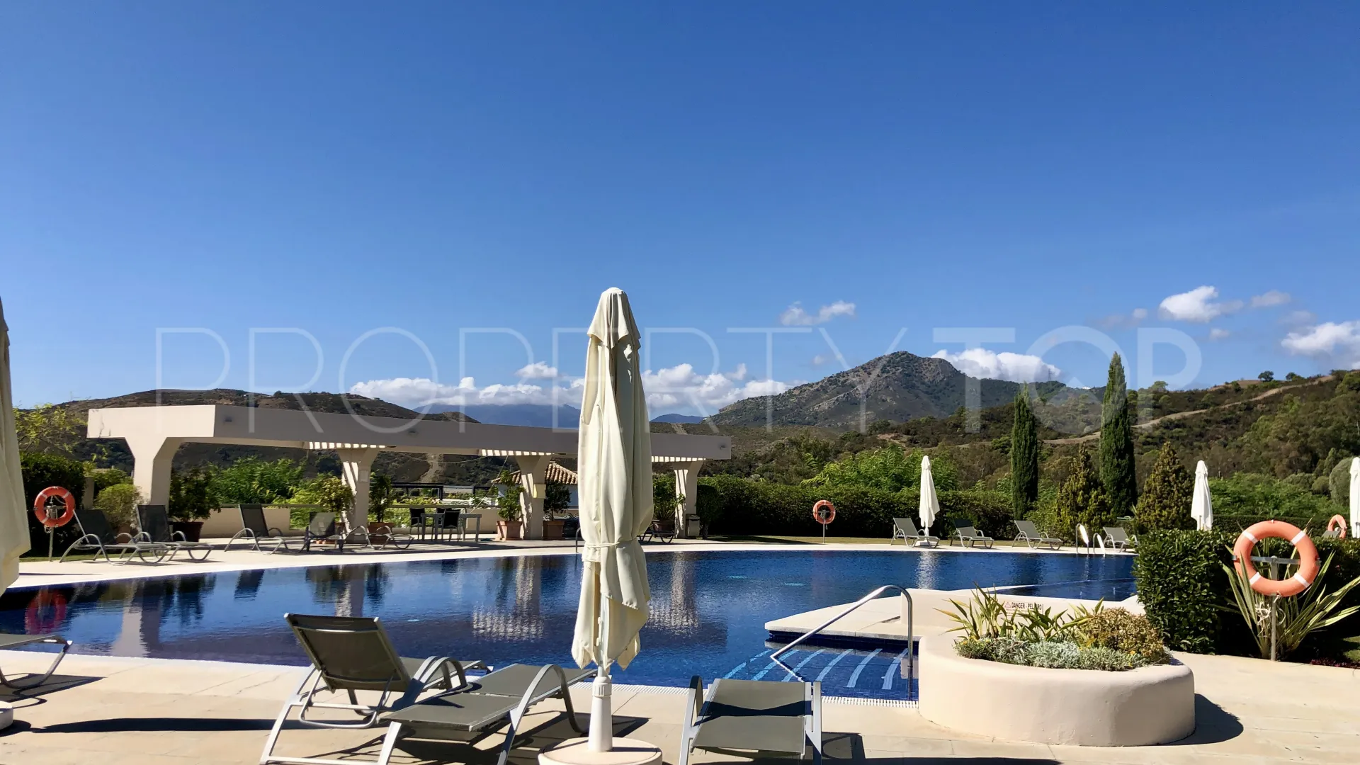 For sale apartment in Benahavis