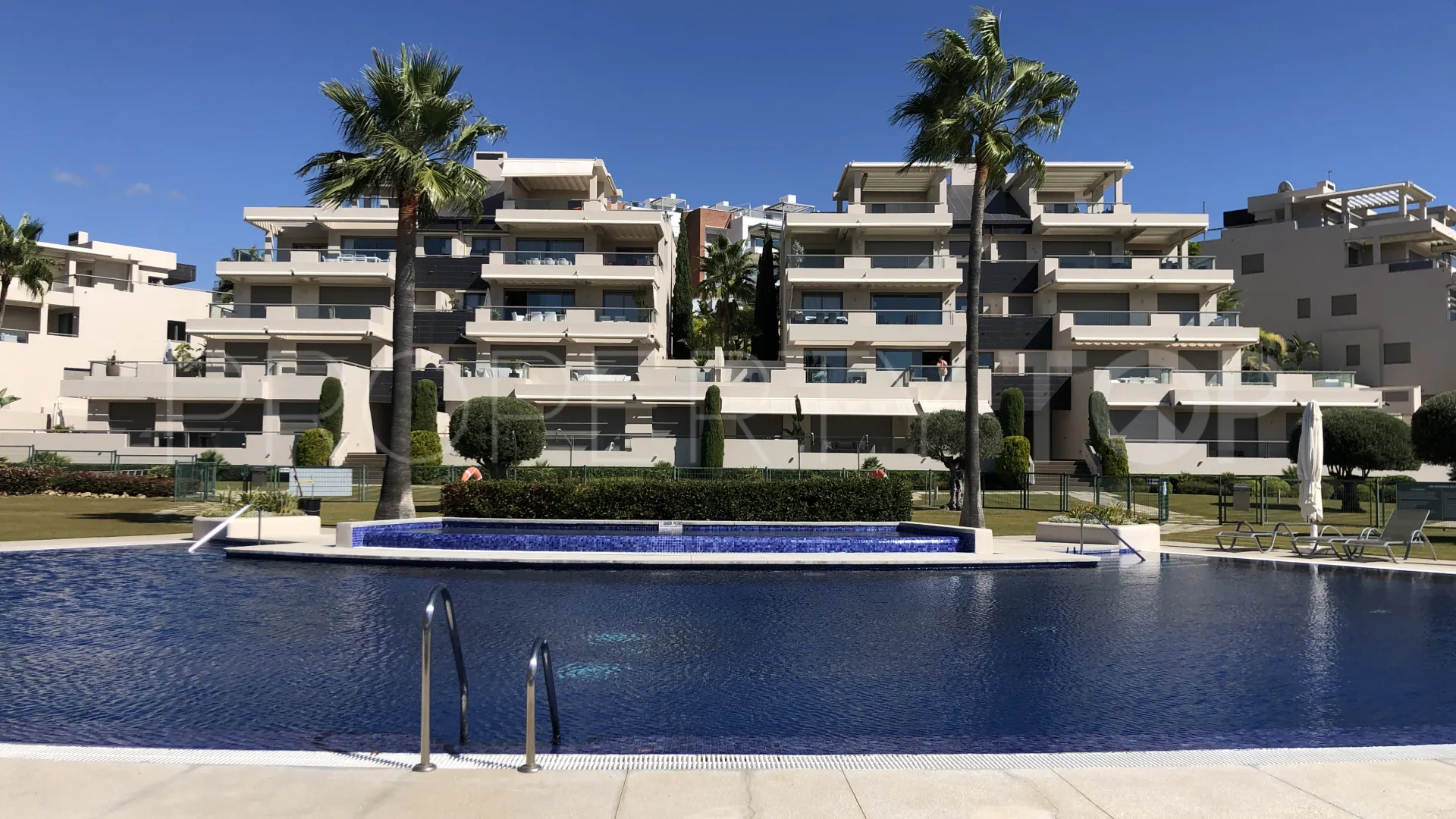 For sale apartment in Benahavis