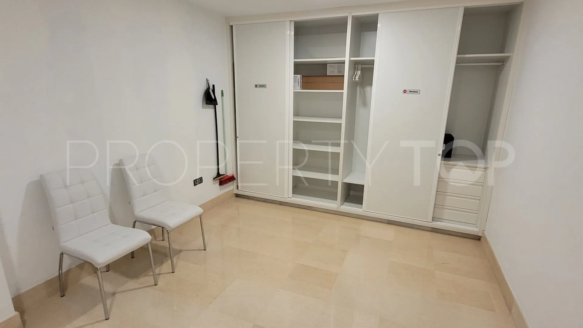 For sale apartment in Benahavis