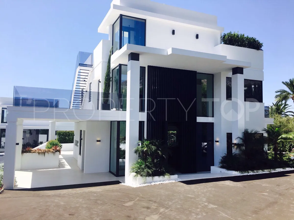 Villa for sale in Nagüeles with 4 bedrooms