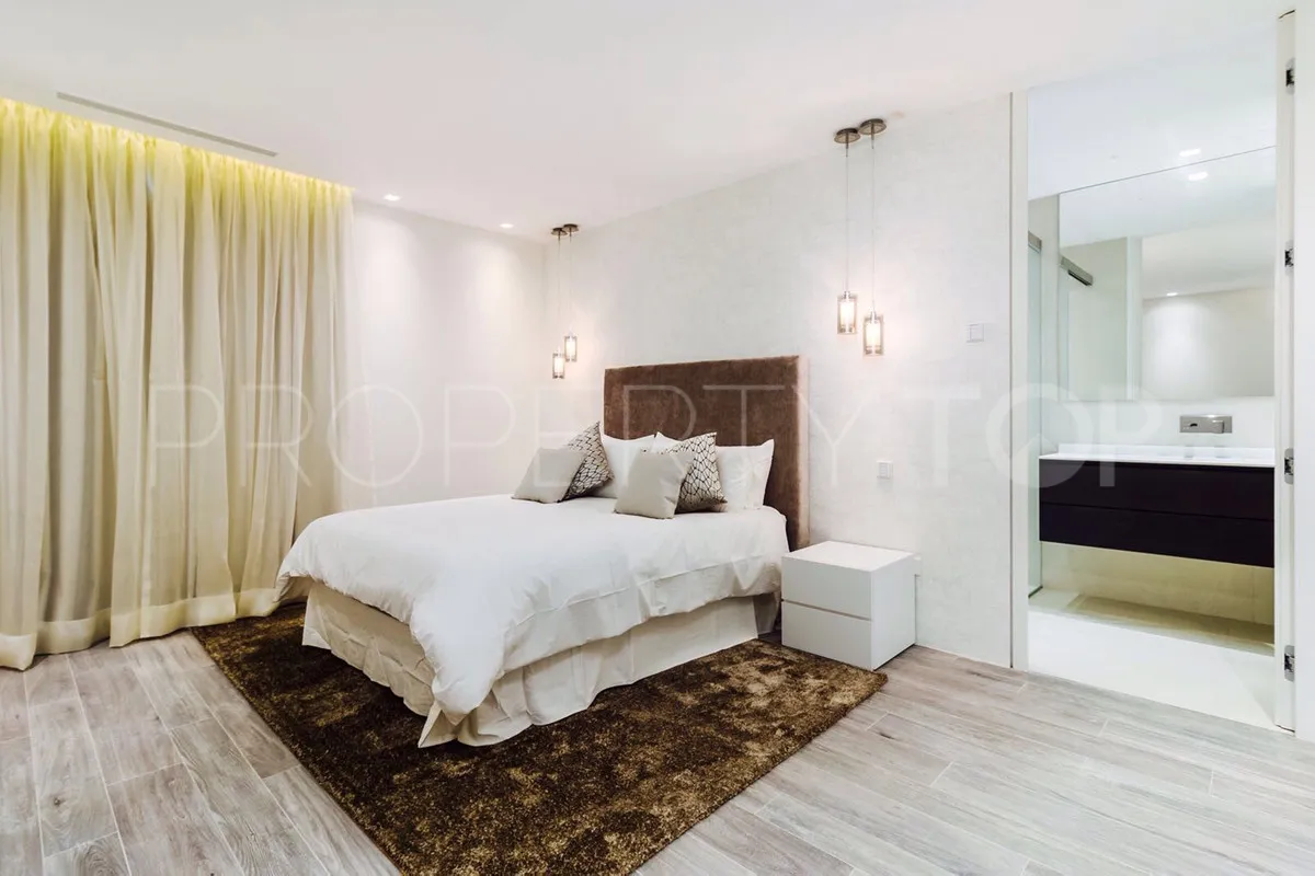 Villa for sale in Nagüeles with 4 bedrooms