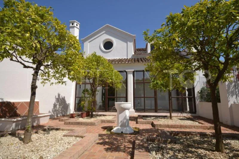 For sale 6 bedrooms villa in Guadalmina Baja