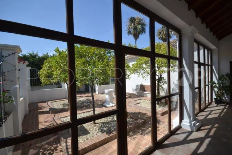 For sale 6 bedrooms villa in Guadalmina Baja