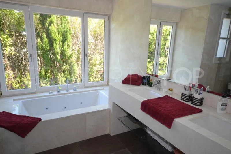 For sale 6 bedrooms villa in Guadalmina Baja