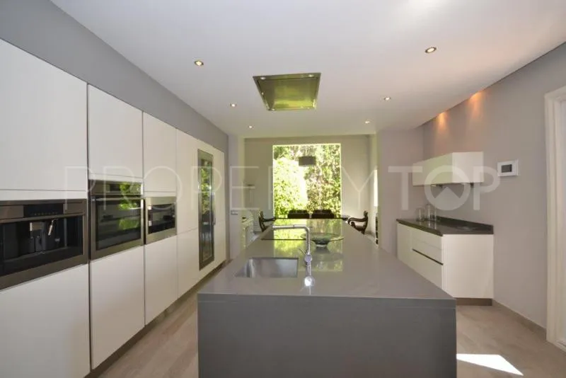 For sale 6 bedrooms villa in Guadalmina Baja