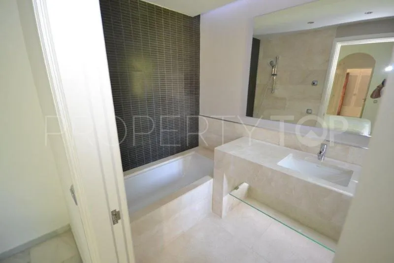 For sale 6 bedrooms villa in Guadalmina Baja