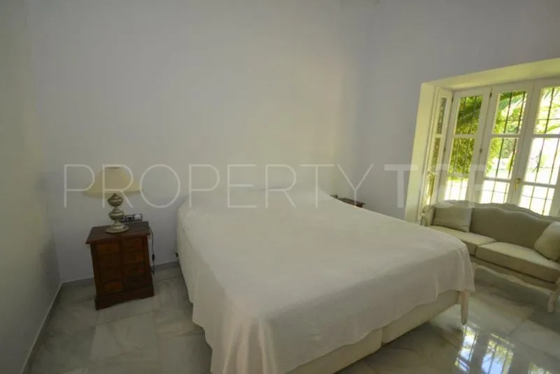 For sale 6 bedrooms villa in Guadalmina Baja