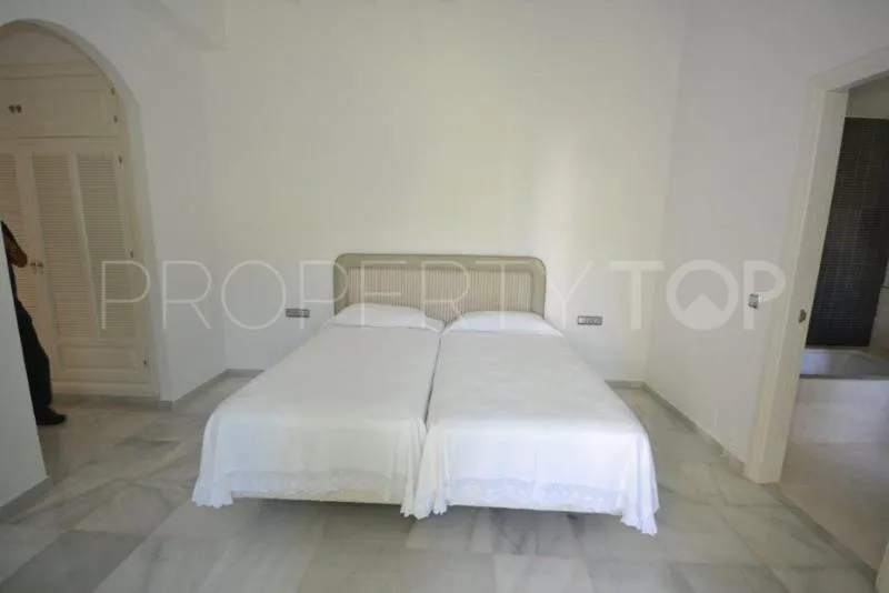 For sale 6 bedrooms villa in Guadalmina Baja