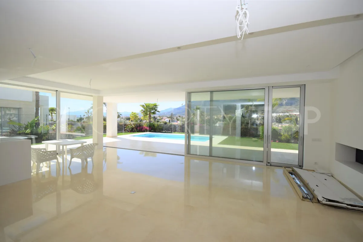 Buy Marbella City villa with 5 bedrooms