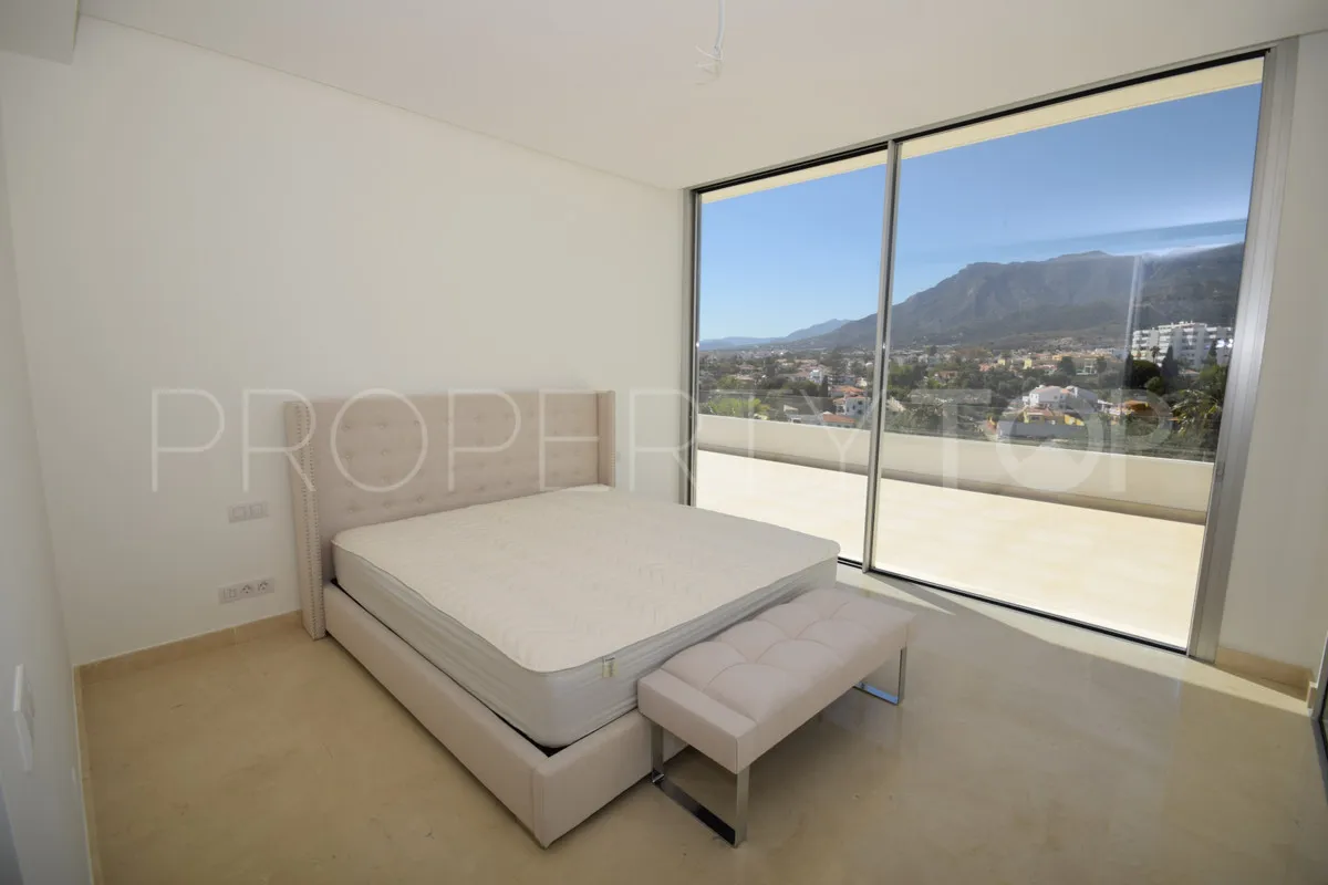 Buy Marbella City villa with 5 bedrooms