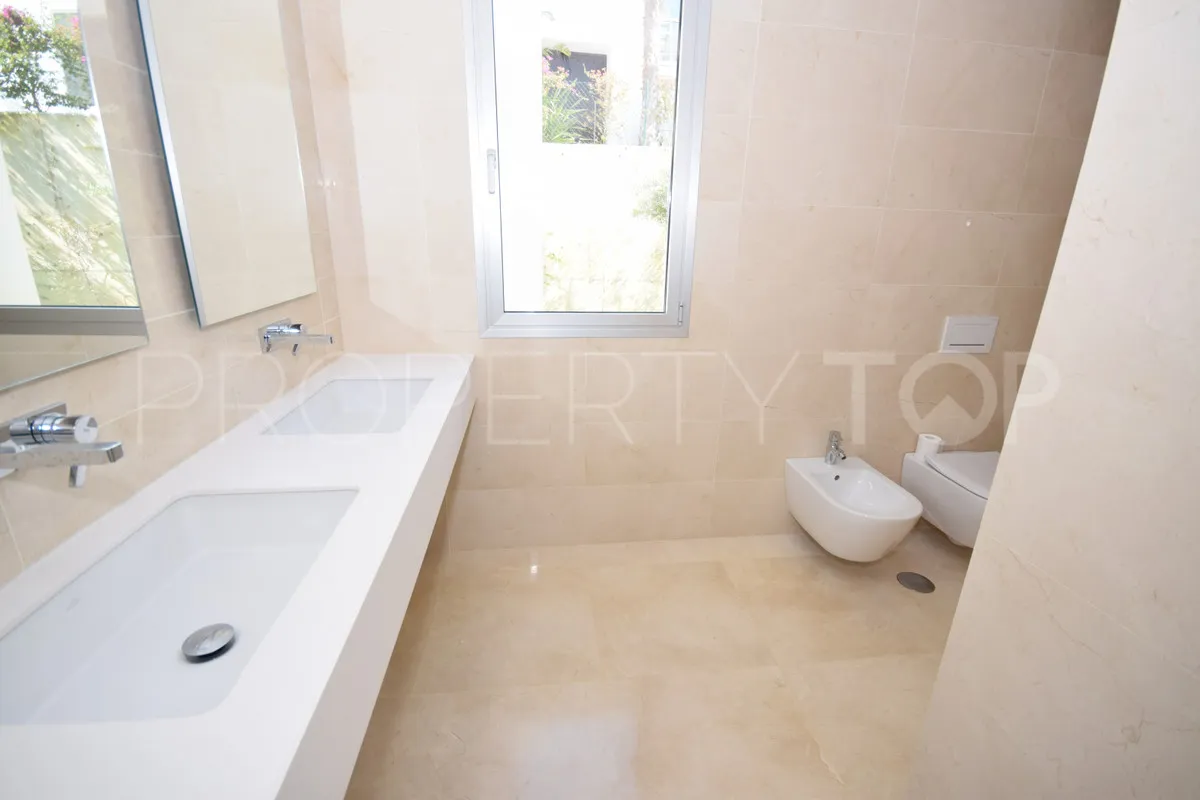 Buy Marbella City villa with 5 bedrooms