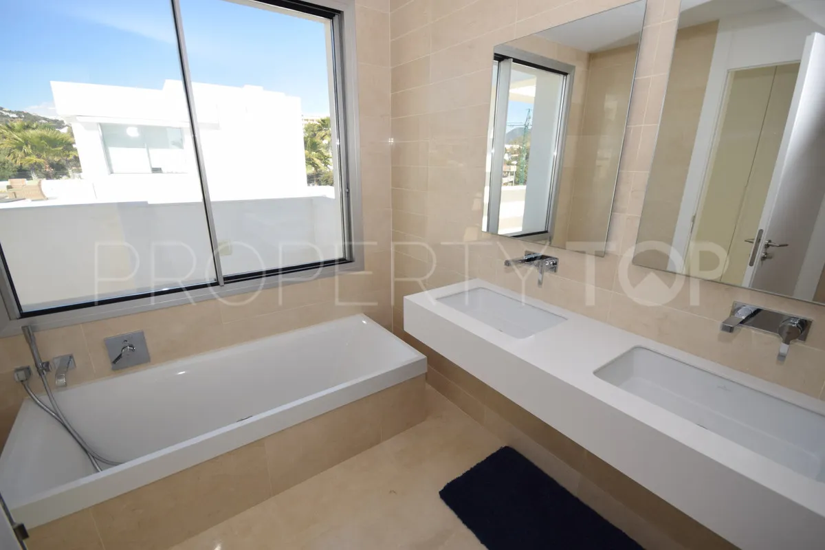 Buy Marbella City villa with 5 bedrooms