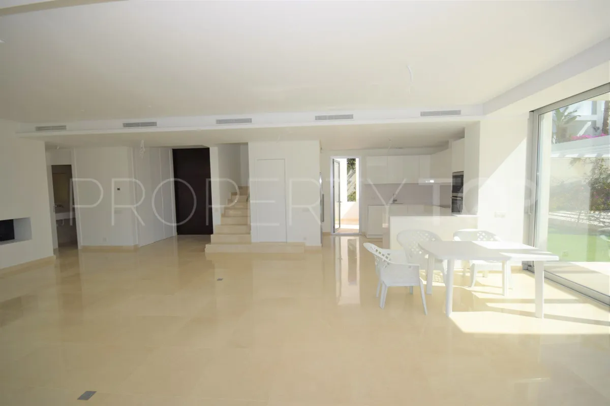 Buy Marbella City villa with 5 bedrooms