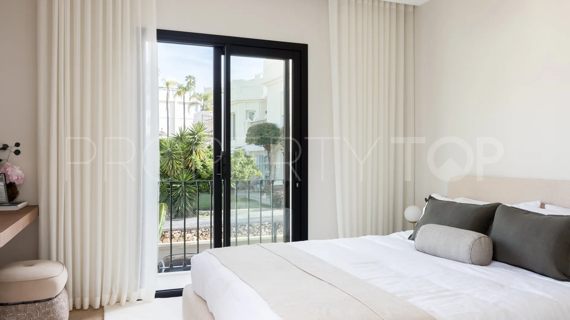 Buy town house in El Herrojo