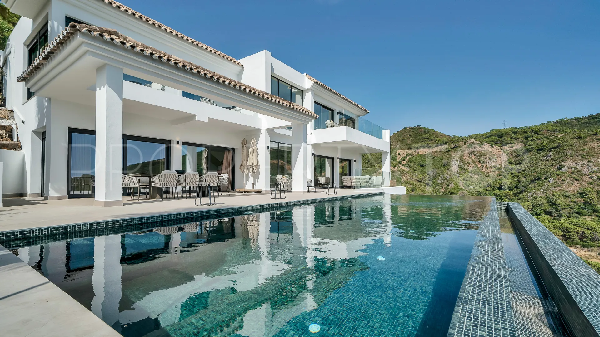 For sale Monte Mayor villa with 5 bedrooms