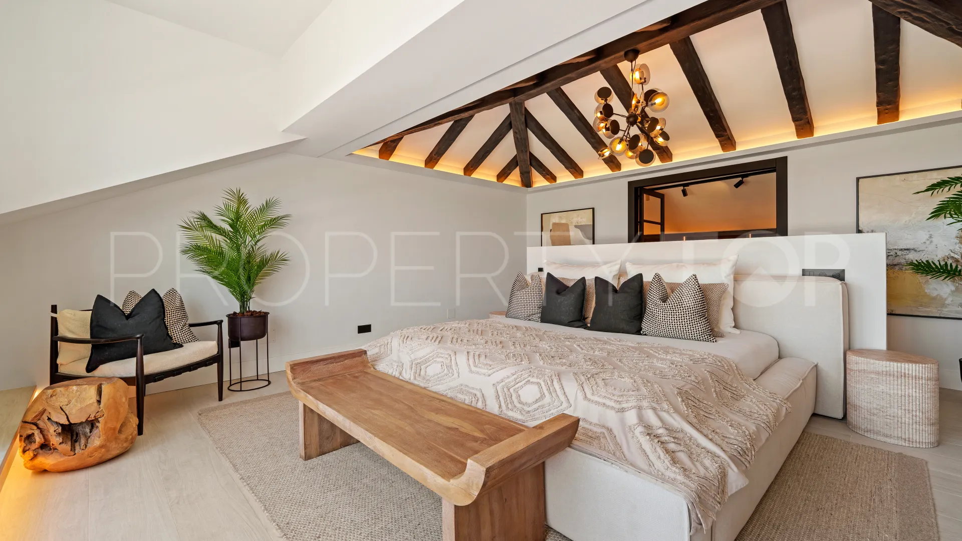 Villa con 6 dormitorios en venta en Nueva Andalucia