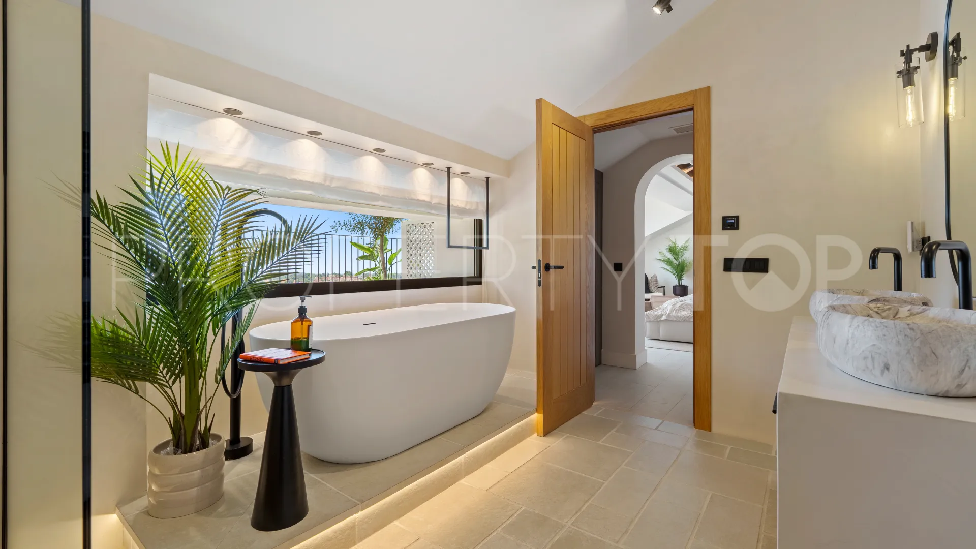 Villa con 6 dormitorios en venta en Nueva Andalucia