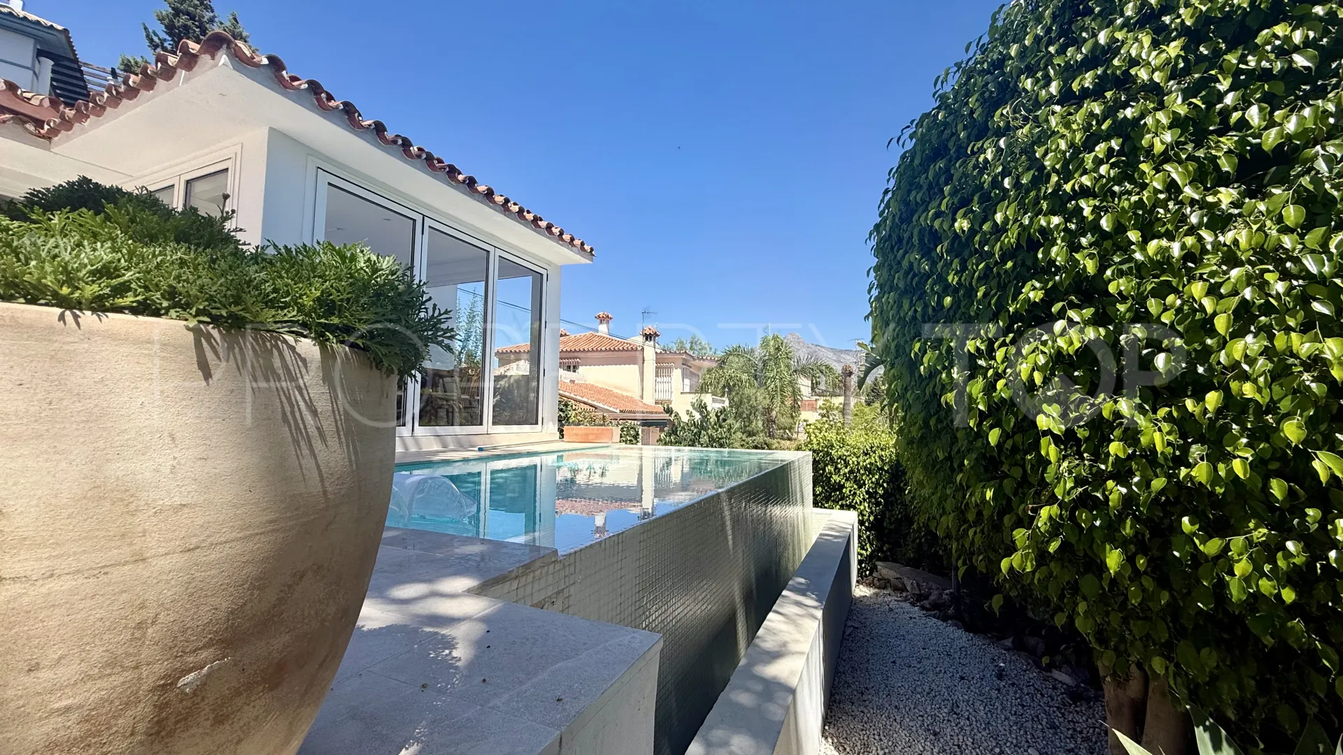 Buy villa in Nueva Andalucia