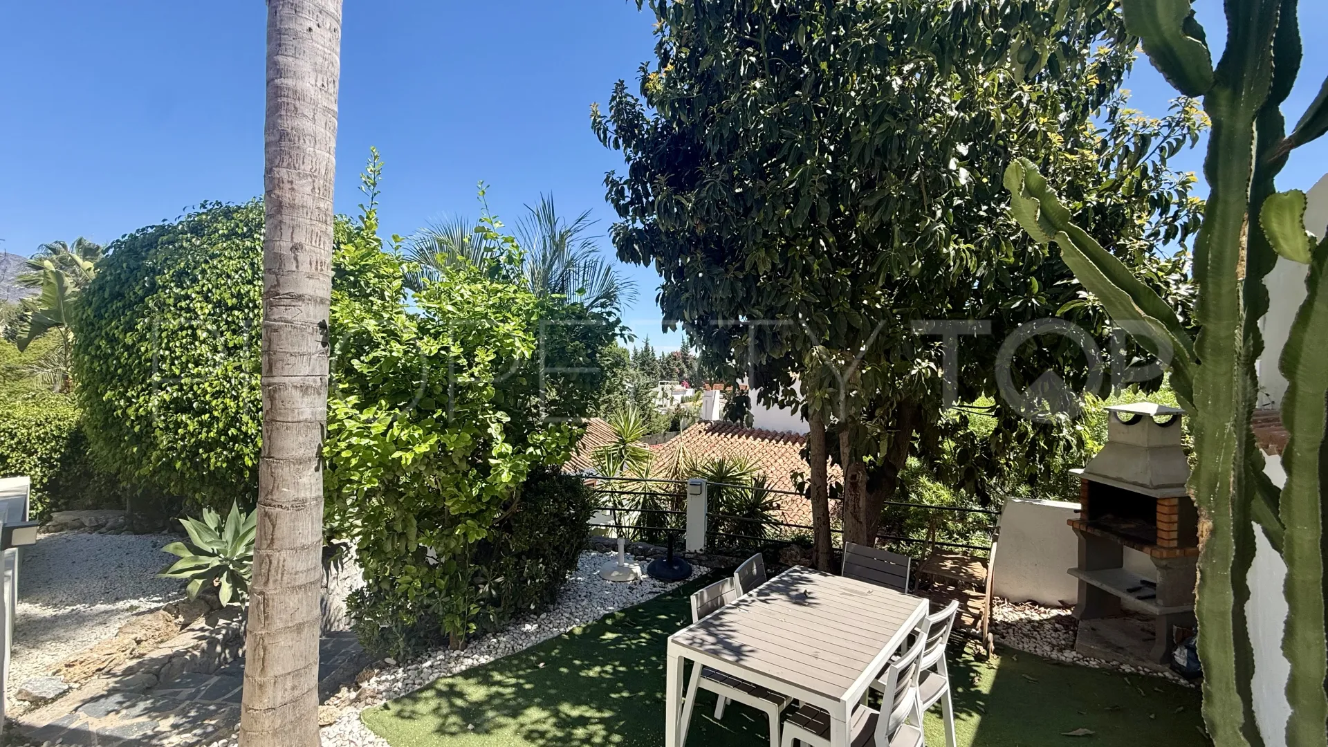 Buy villa in Nueva Andalucia