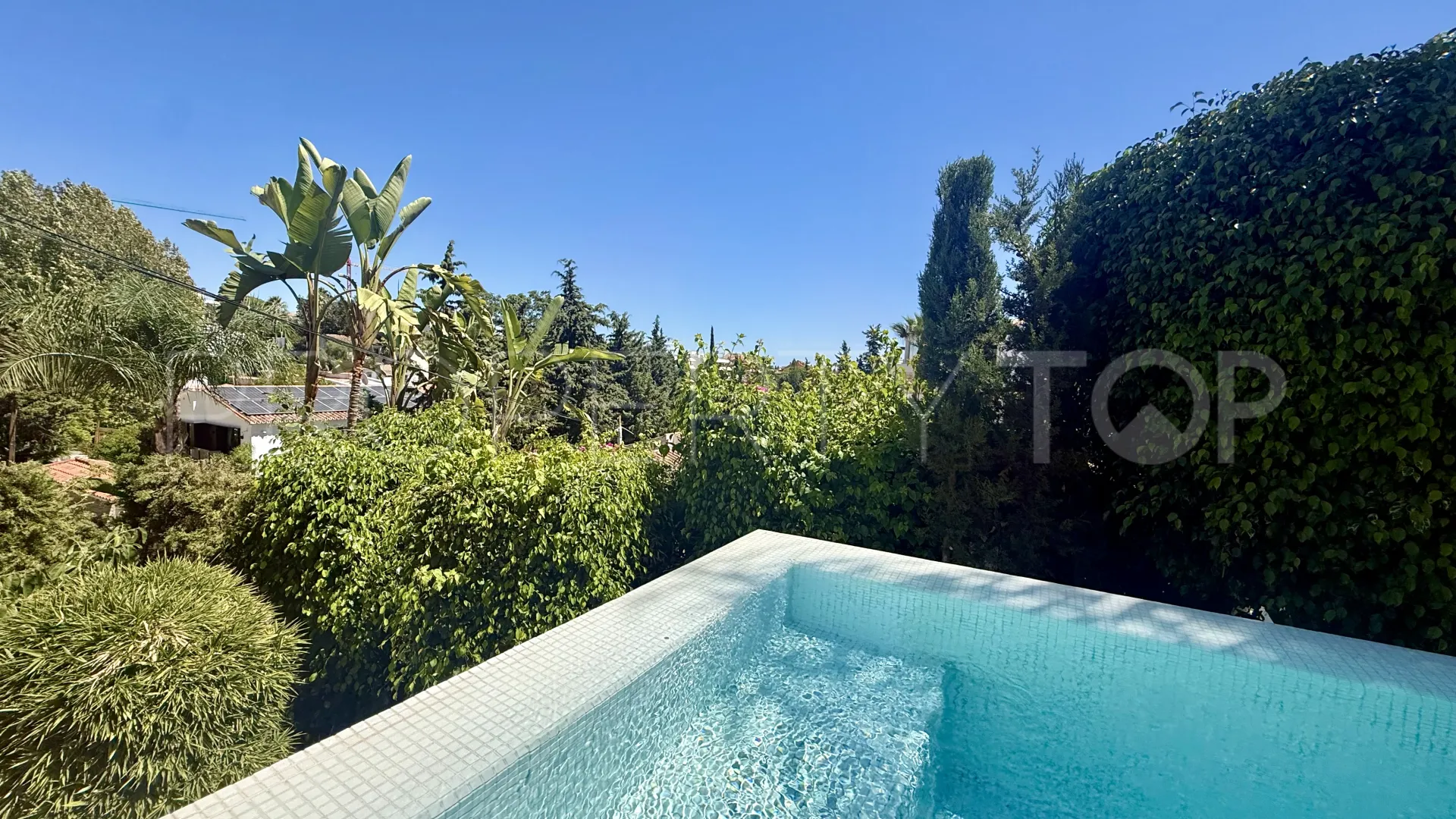 Buy villa in Nueva Andalucia