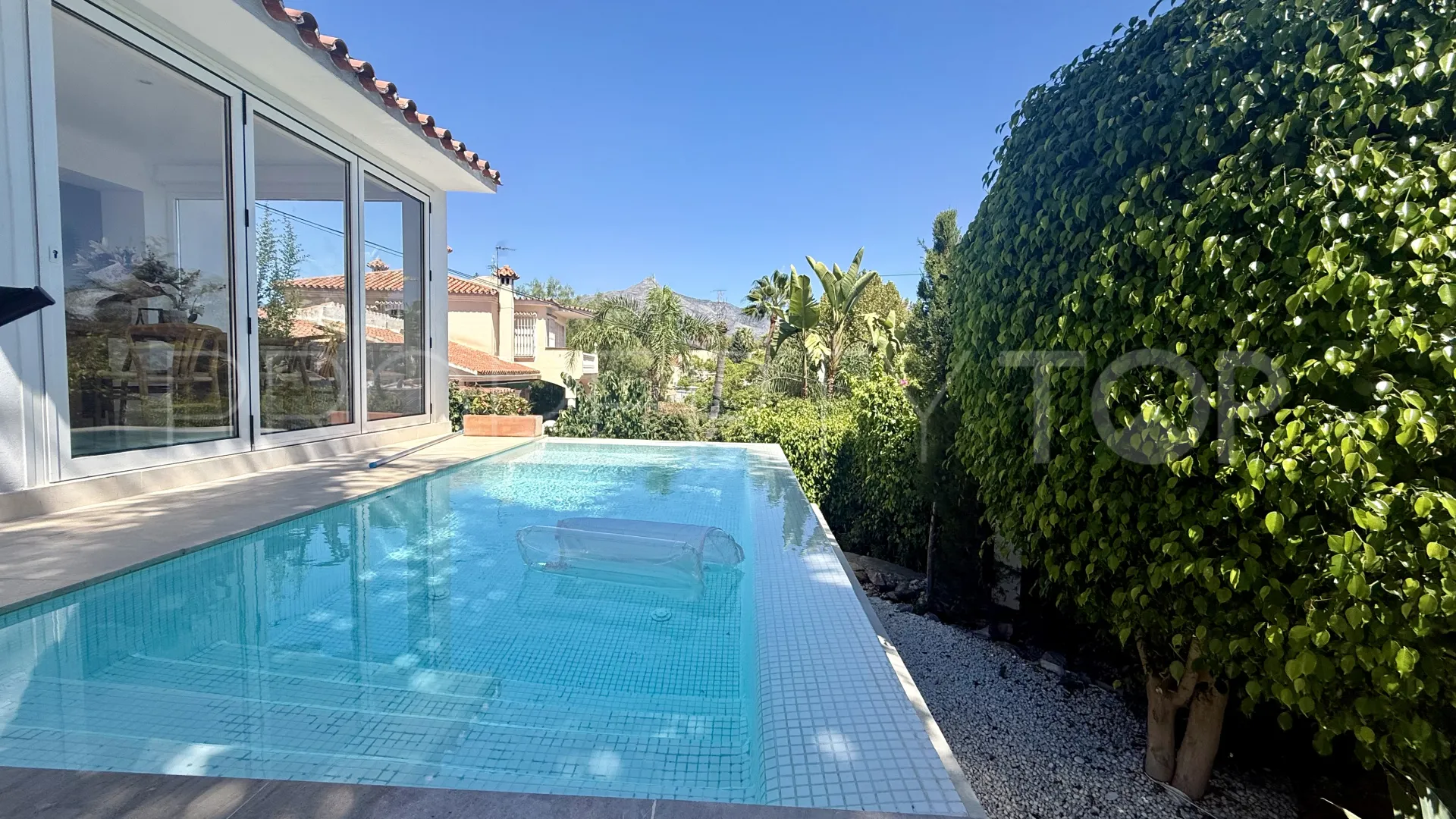 Buy villa in Nueva Andalucia